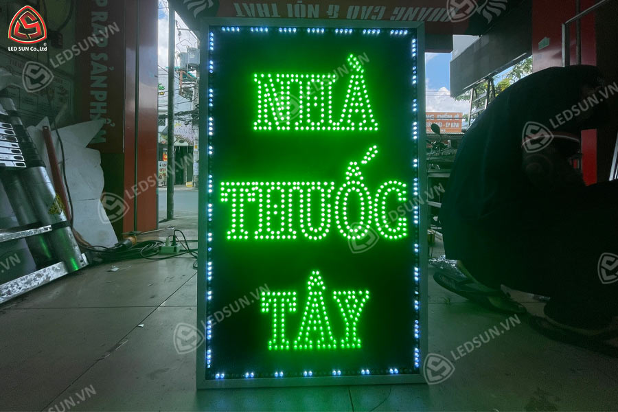 Hộp đèn led nhà thuốc tây