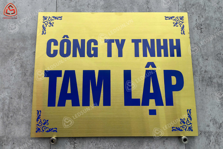 bảng công ty inox vàng xước ăn mòn