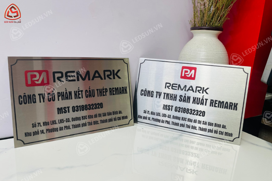 bảng tên công ty inox trắng xước