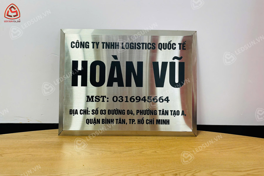 bảng tên công ty trắng xước ăn mòn