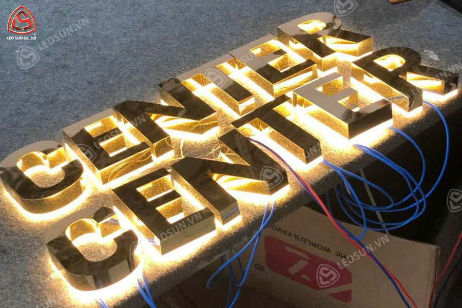 chữ inox vàng gương chân mica cháo