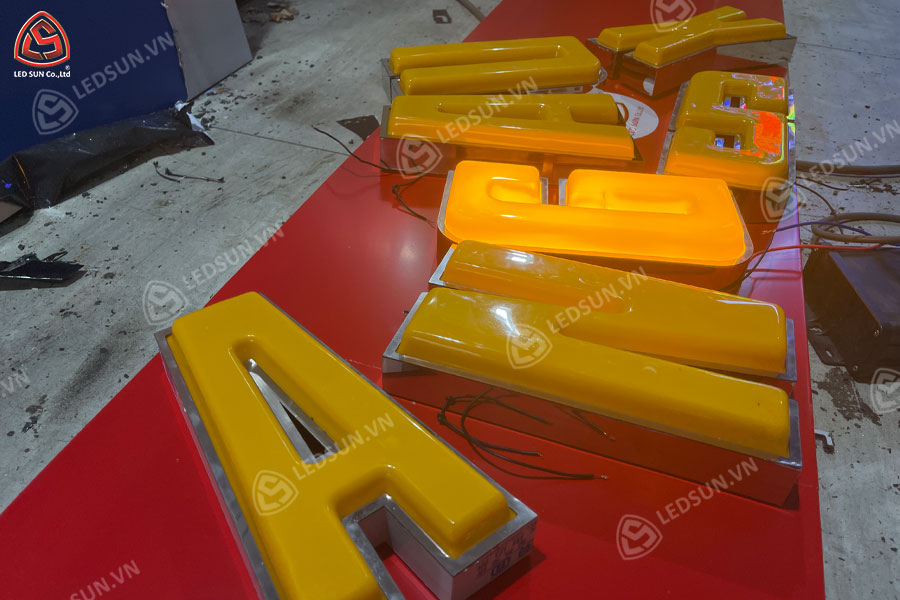 chữ nổi inox vàng bóng mặt mica hút nổi