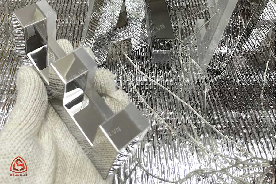 chữ nổi inox chân mica cháo