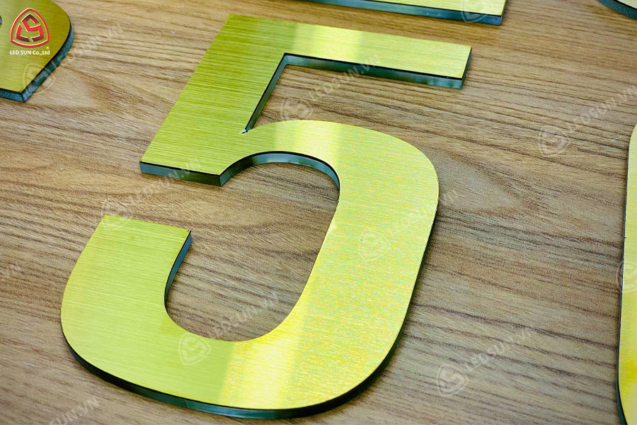 chữ inox chân mica cháo