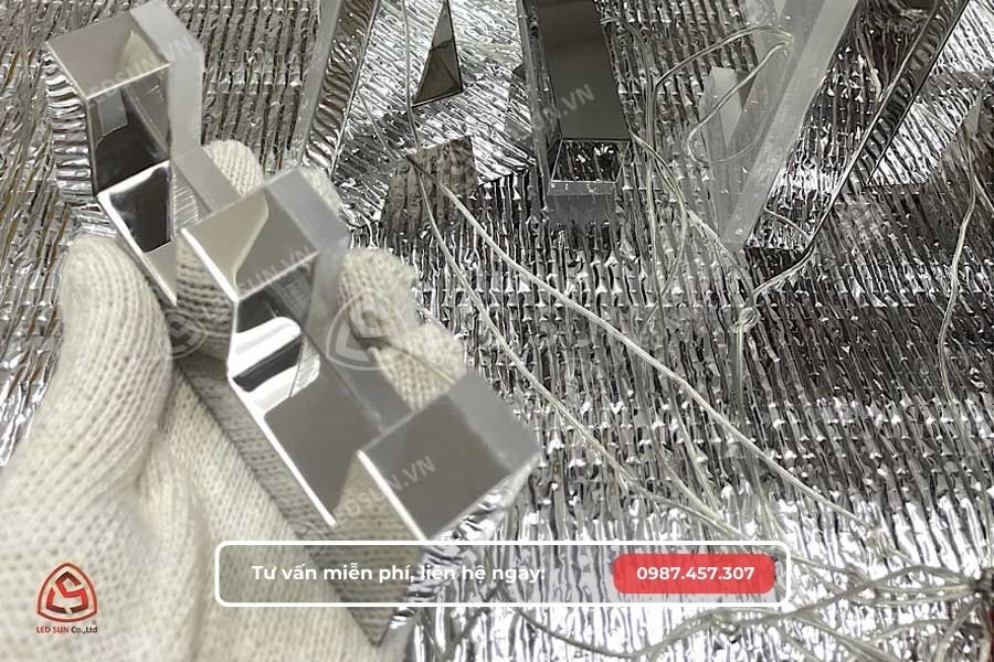 chữ inox chân mica cháo