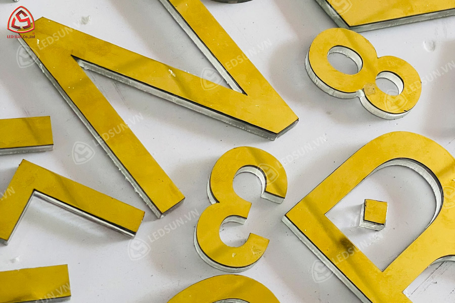 chữ inox vàng gương chân mica trong