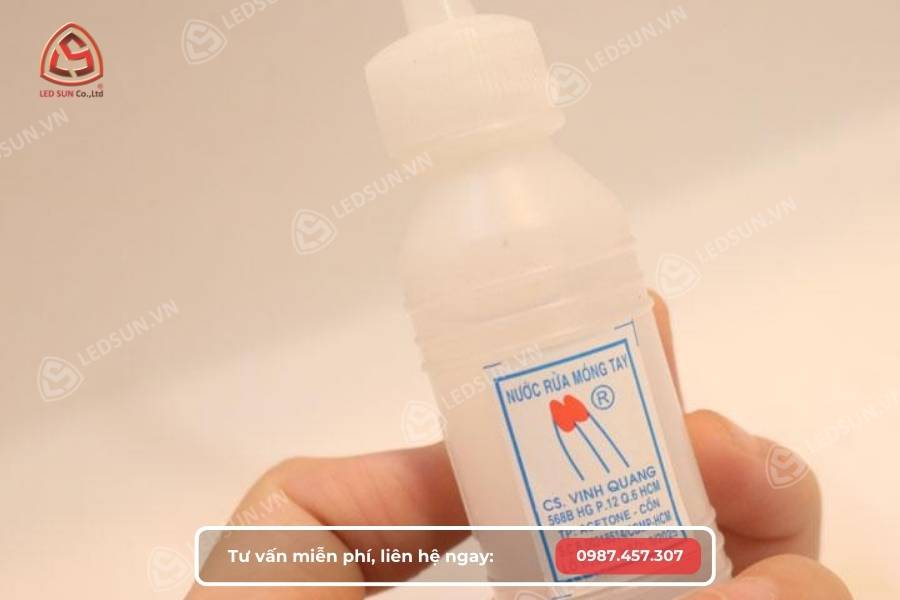 Sử dụng Nước tẩy sơn móng tay để tẩy keo 502 khi dính vào tay