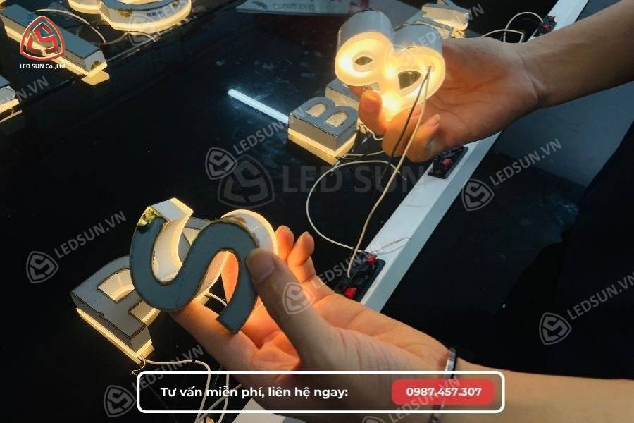 Led Sun luôn kiểm tra chữ inox trước khi giao đến tay khách hàng